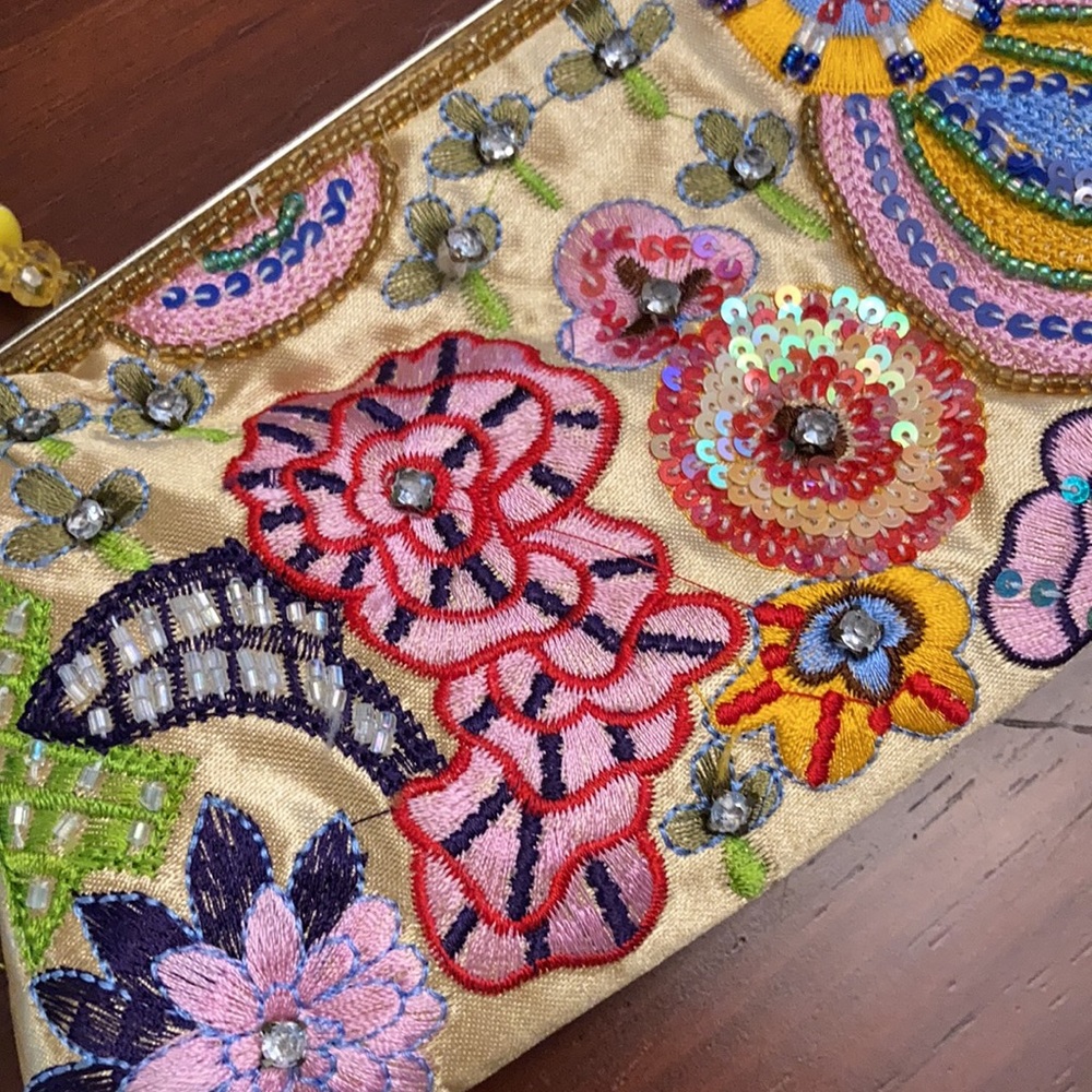 Festive clutch! - Picture 12 of 15